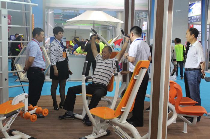 蘭州市社會(huì)體育管理中心彭贛主任來我公司展位體驗(yàn)